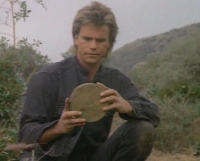 Angus MacGyver Trucs et Astuces - 2x15 Les Pirates - MacGyver avec une mine hors d'�tat de nuire